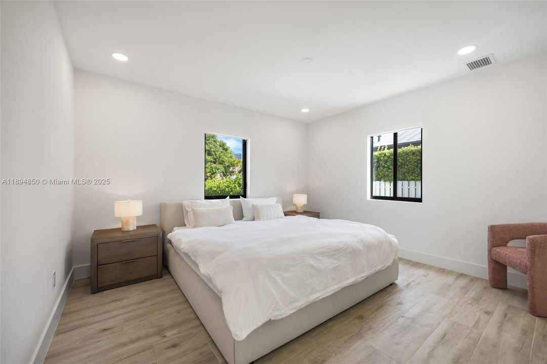 合同活跃: $9,500 (3 贝兹, 2 浴室, 1955 平方英尺)