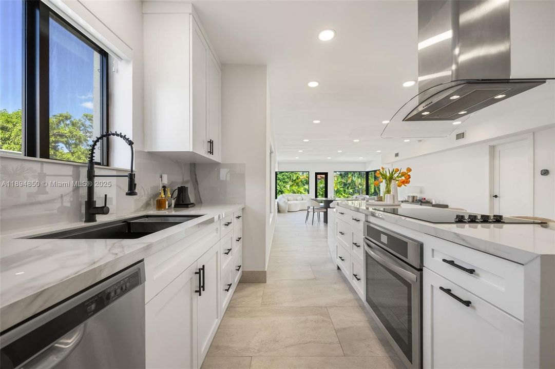 合同活跃: $9,500 (3 贝兹, 2 浴室, 1955 平方英尺)