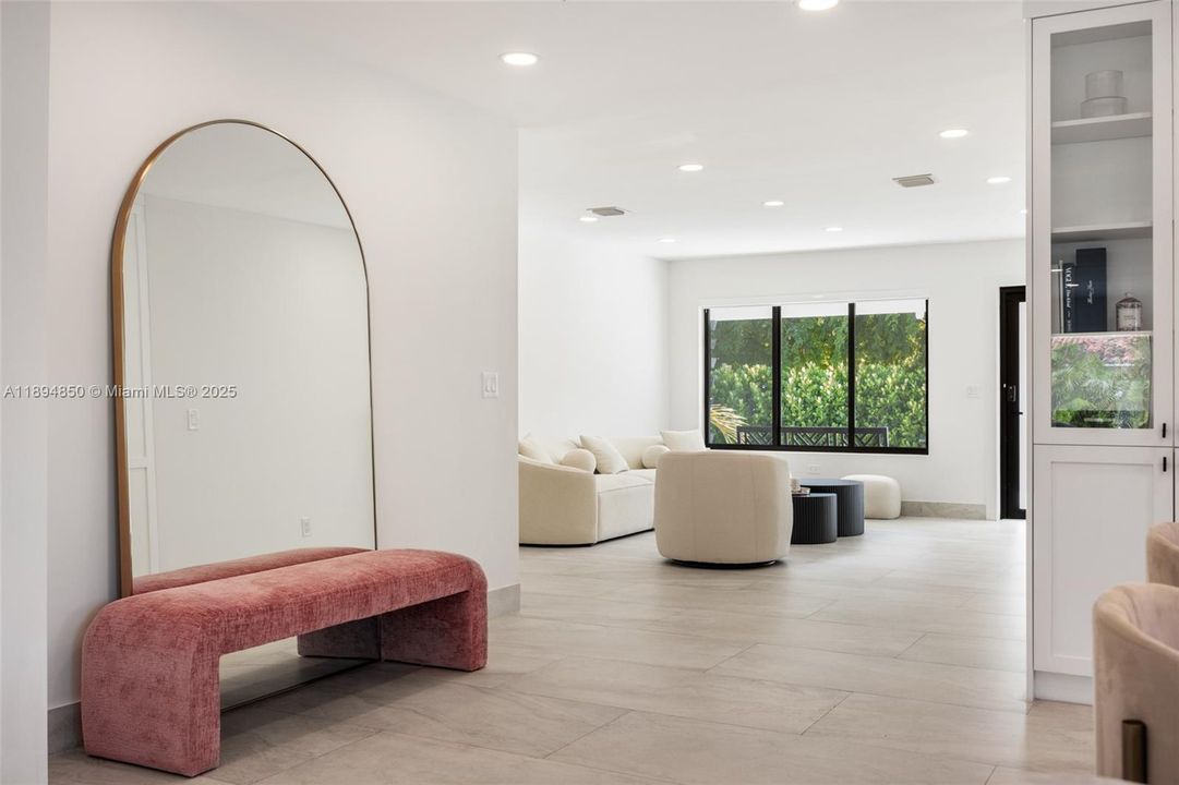 合同活跃: $9,500 (3 贝兹, 2 浴室, 1955 平方英尺)