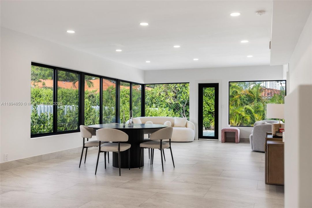 合同活跃: $9,500 (3 贝兹, 2 浴室, 1955 平方英尺)