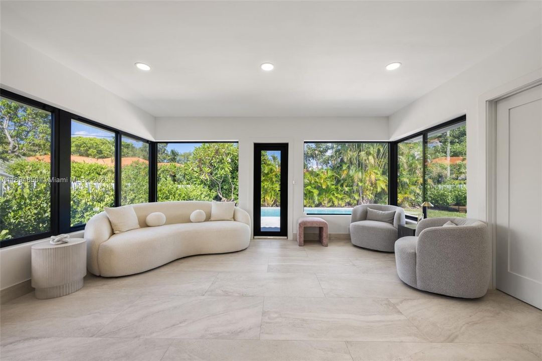 合同活跃: $9,500 (3 贝兹, 2 浴室, 1955 平方英尺)