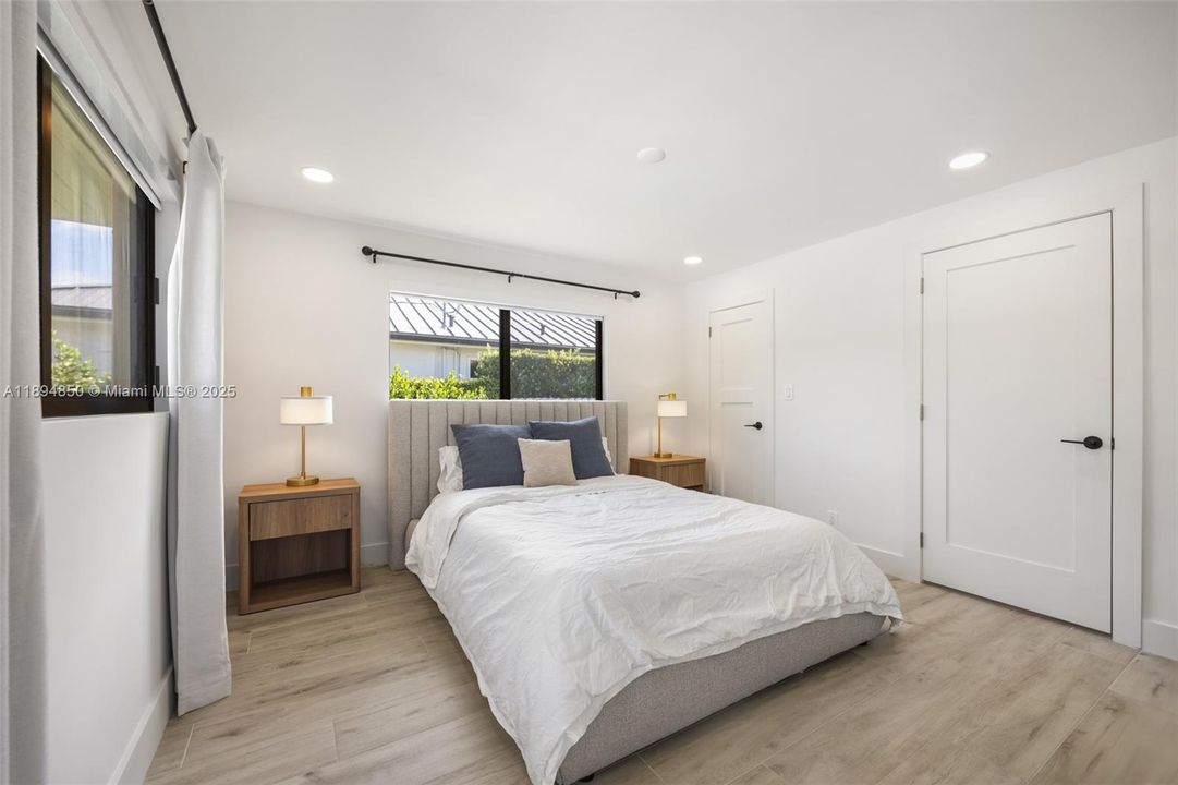 合同活跃: $9,500 (3 贝兹, 2 浴室, 1955 平方英尺)