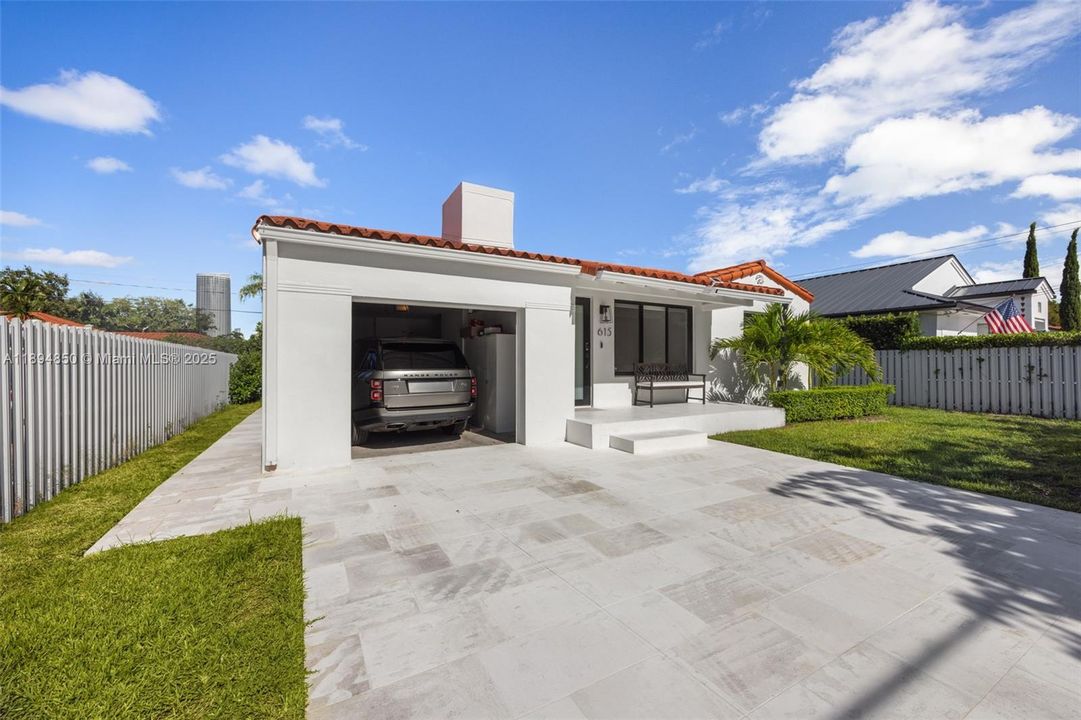 合同活跃: $9,500 (3 贝兹, 2 浴室, 1955 平方英尺)