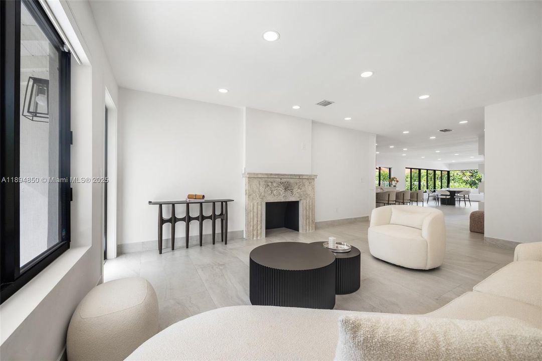 合同活跃: $9,500 (3 贝兹, 2 浴室, 1955 平方英尺)