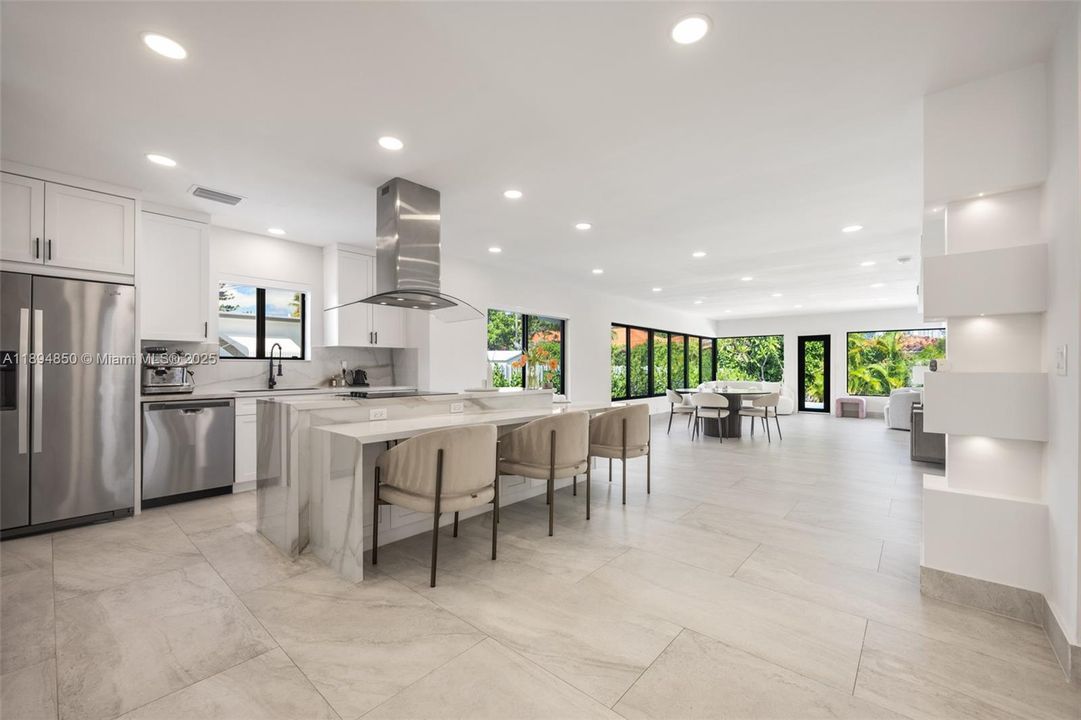 合同活跃: $9,500 (3 贝兹, 2 浴室, 1955 平方英尺)