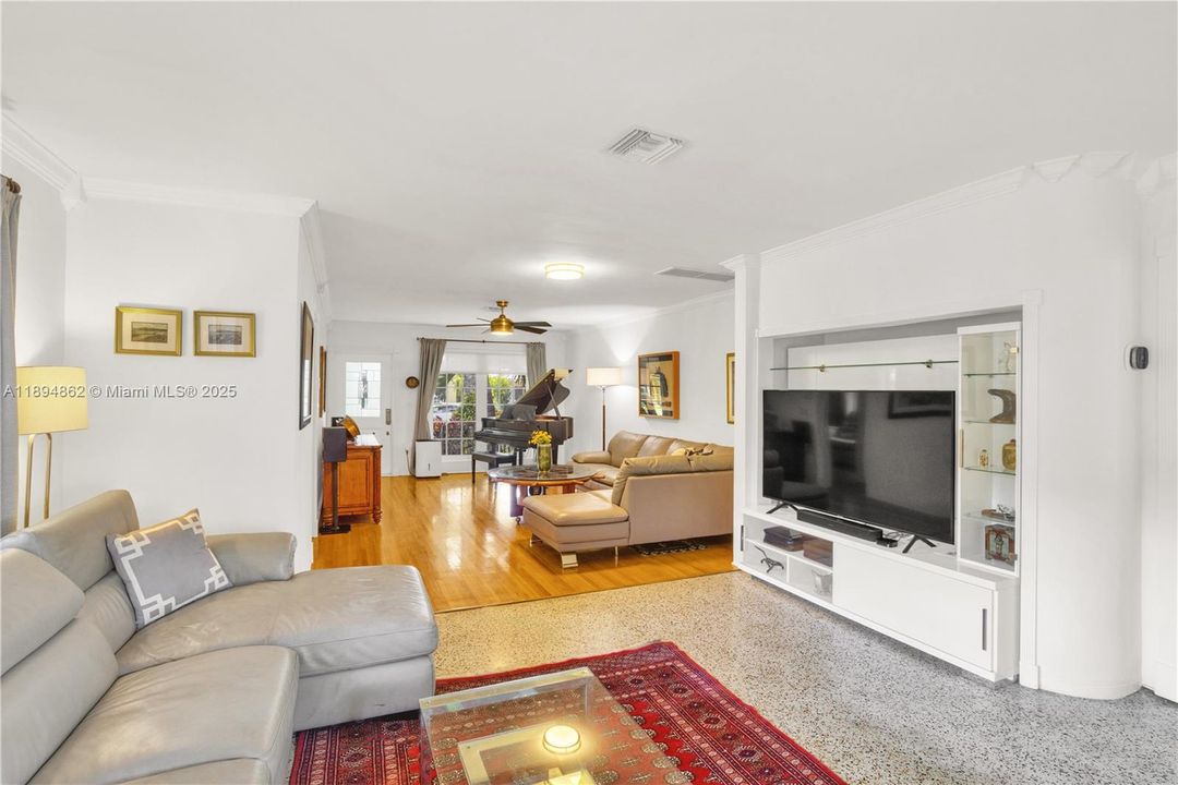 For Sale: $1,295,000 (2 beds, 2 baths, 1382 Square Feet)