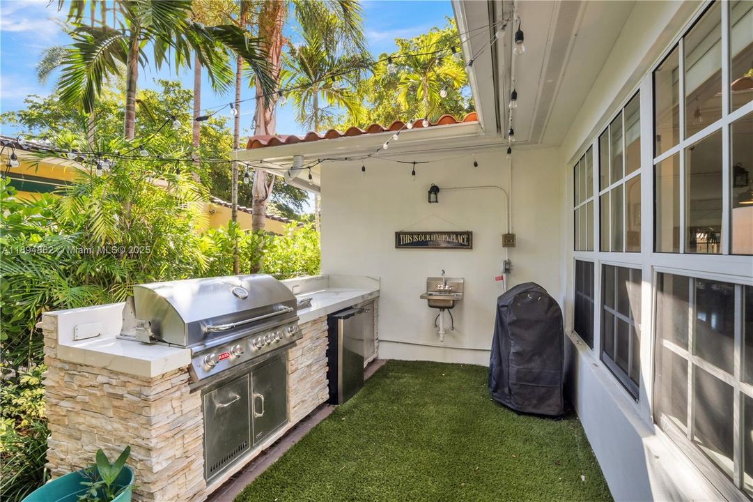 For Sale: $1,295,000 (2 beds, 2 baths, 1382 Square Feet)