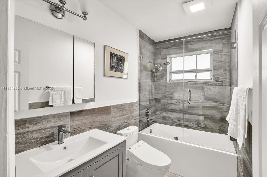 For Sale: $1,295,000 (2 beds, 2 baths, 1382 Square Feet)