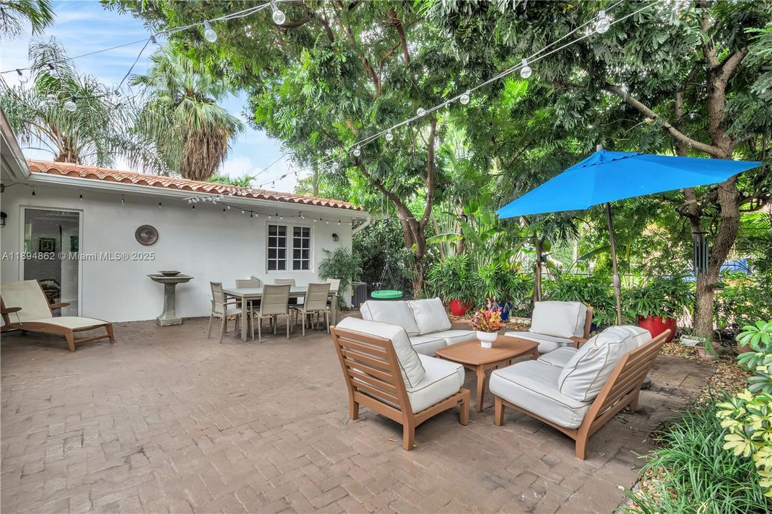 For Sale: $1,295,000 (2 beds, 2 baths, 1382 Square Feet)