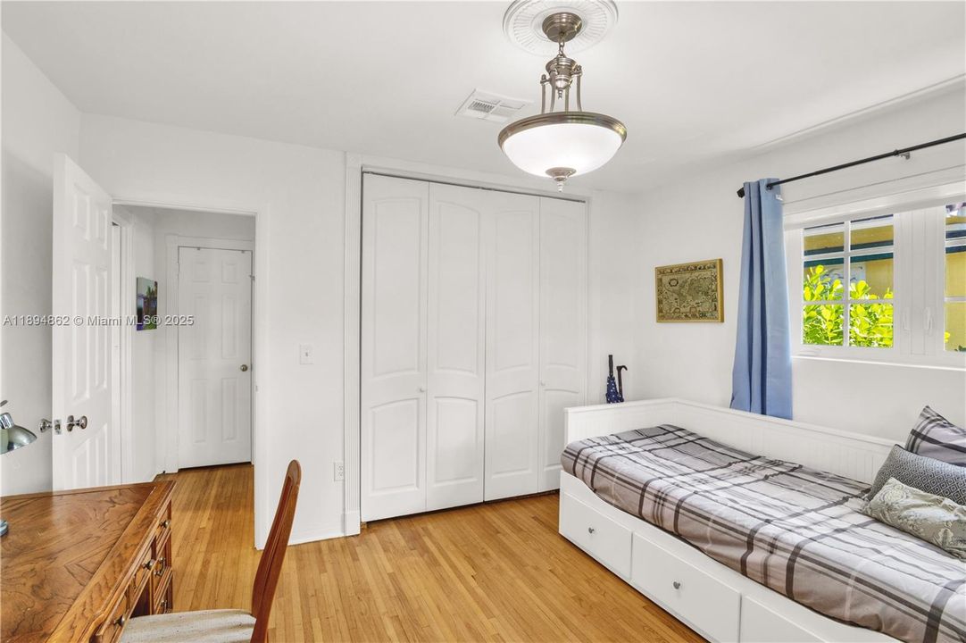 For Sale: $1,295,000 (2 beds, 2 baths, 1382 Square Feet)