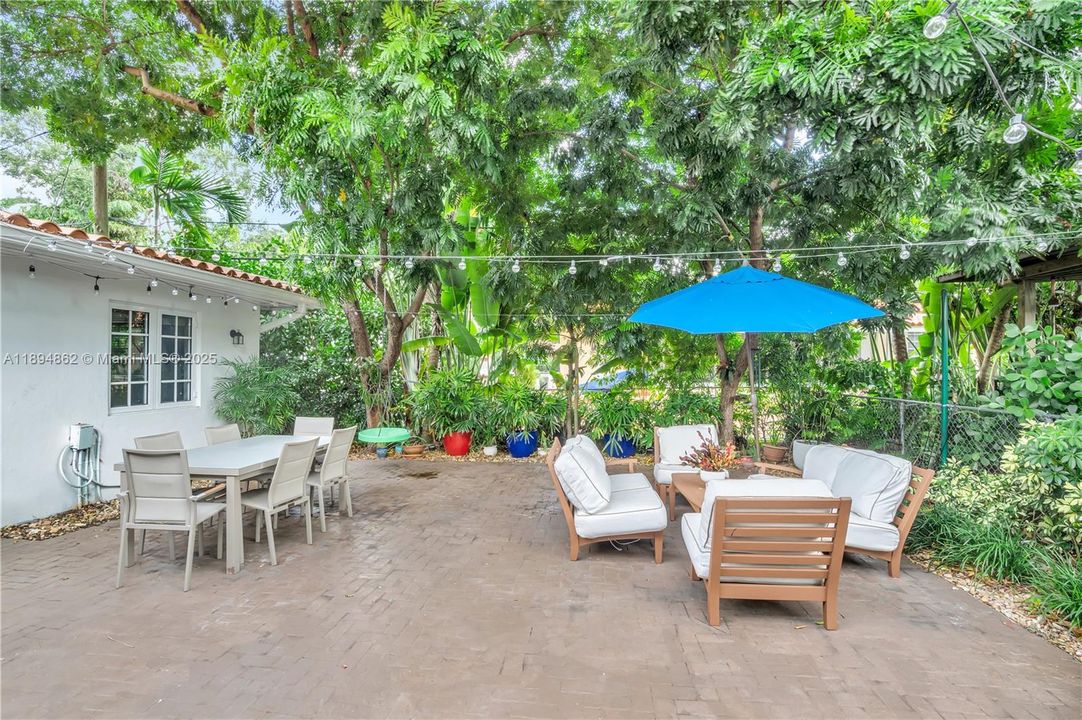 For Sale: $1,295,000 (2 beds, 2 baths, 1382 Square Feet)