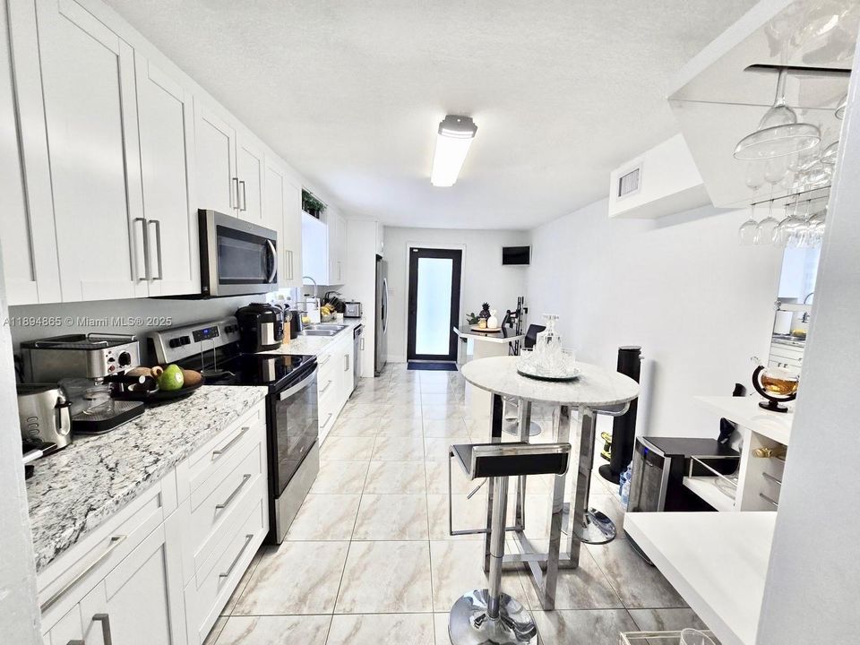 Recientemente alquilado: $3,300 (3 camas, 1 baños, 1560 Pies cuadrados)