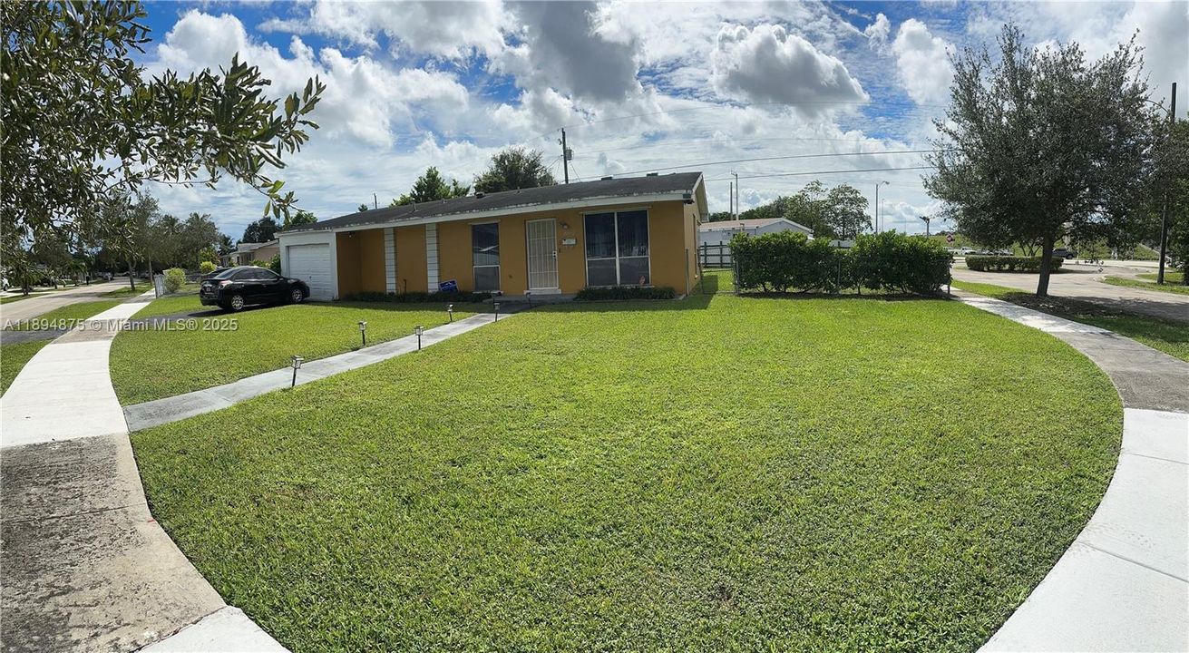 合同活跃: $499,900 (3 贝兹, 2 浴室, 1280 平方英尺)