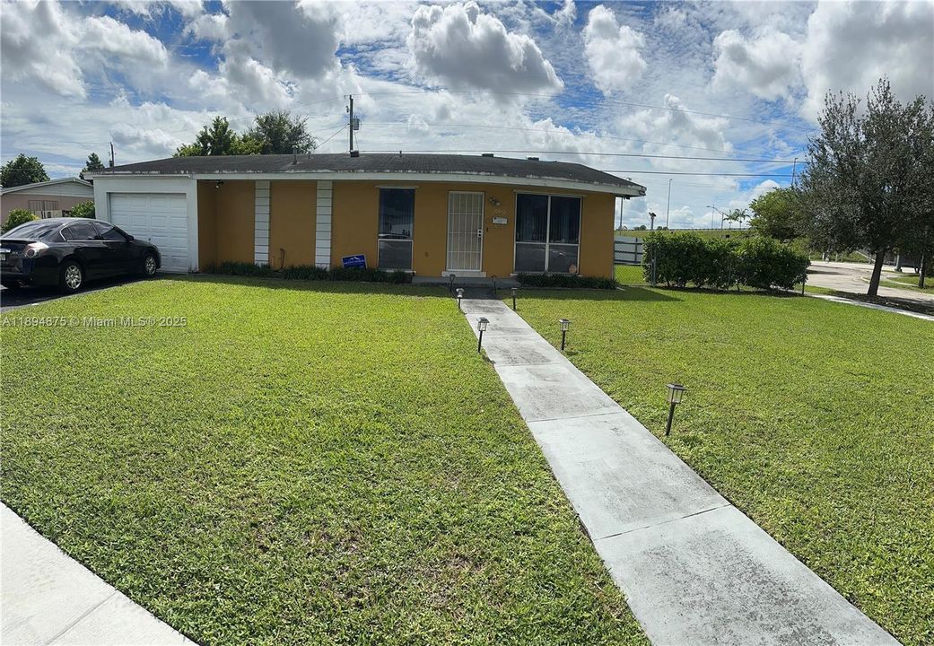 合同活跃: $499,900 (3 贝兹, 2 浴室, 1280 平方英尺)