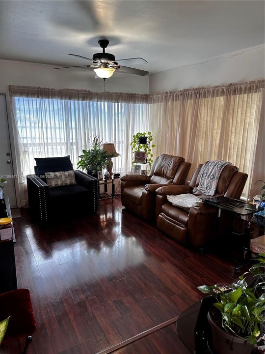 合同活跃: $499,900 (3 贝兹, 2 浴室, 1280 平方英尺)