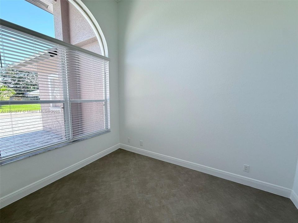 For Sale: $680,000 (6 beds, 3 baths, 2855 Square Feet)