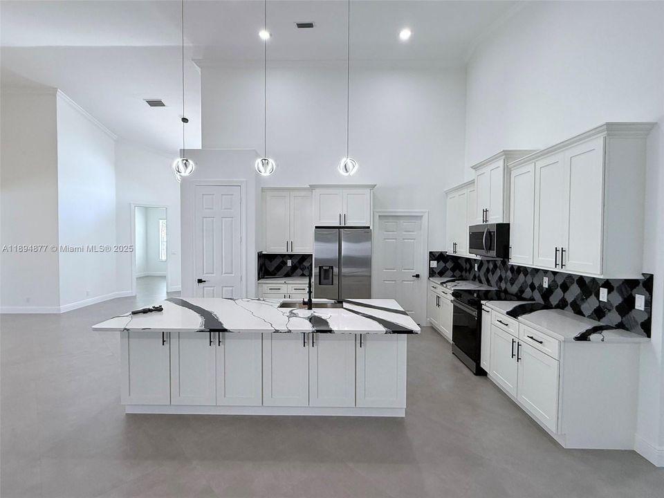 For Sale: $680,000 (6 beds, 3 baths, 2855 Square Feet)