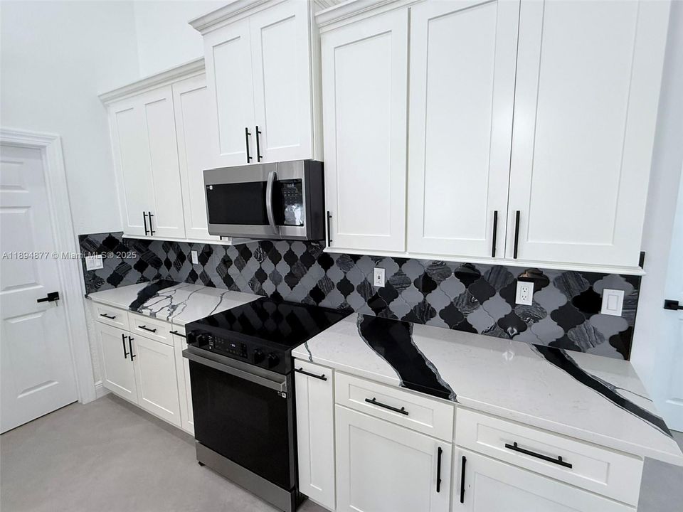 For Sale: $680,000 (6 beds, 3 baths, 2855 Square Feet)