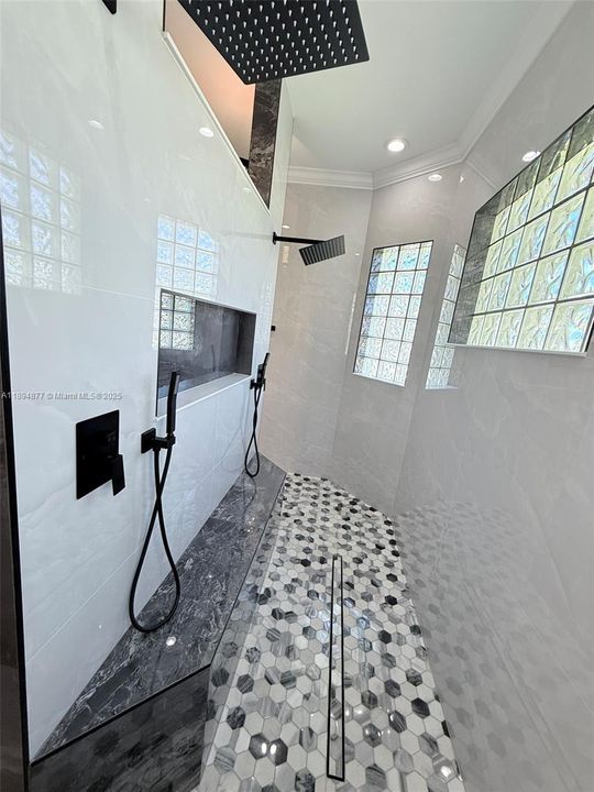 For Sale: $680,000 (6 beds, 3 baths, 2855 Square Feet)