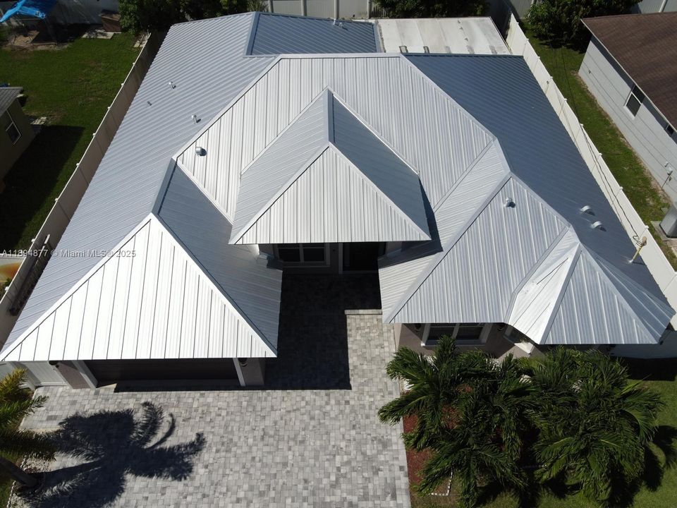 For Sale: $680,000 (6 beds, 3 baths, 2855 Square Feet)