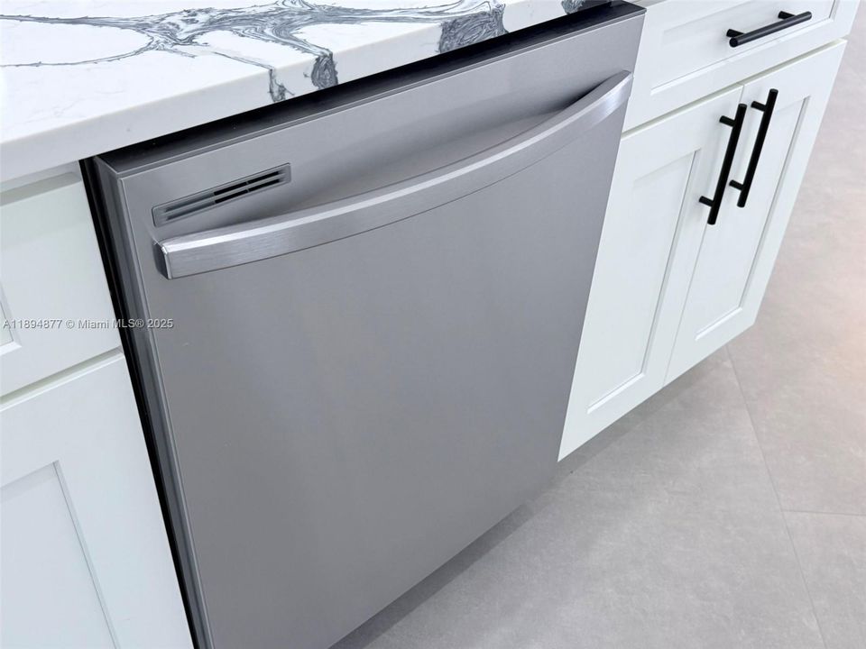 For Sale: $680,000 (6 beds, 3 baths, 2855 Square Feet)