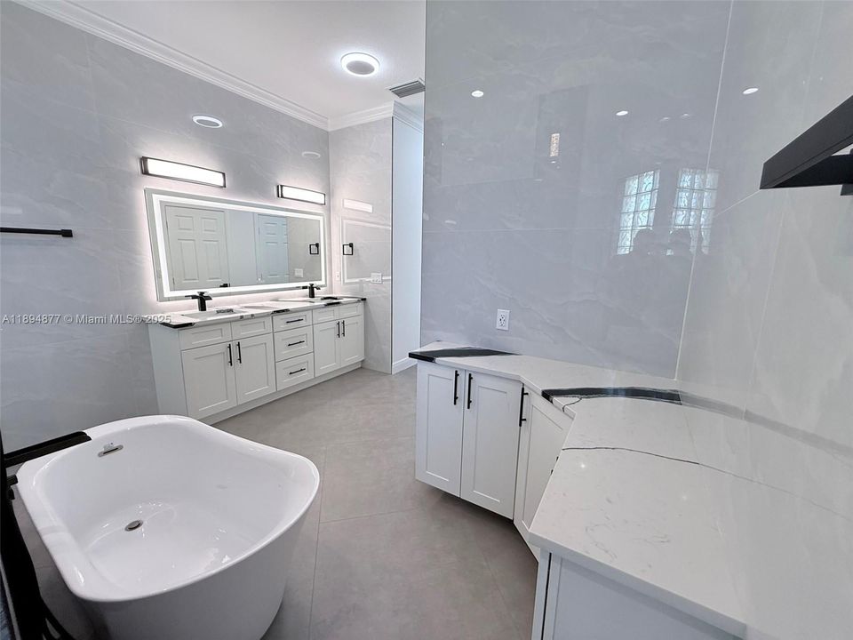 For Sale: $680,000 (6 beds, 3 baths, 2855 Square Feet)