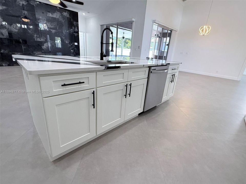 For Sale: $680,000 (6 beds, 3 baths, 2855 Square Feet)