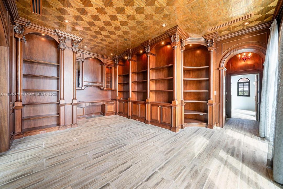 Activo con contrato: $35,000 (6 camas, 5 baños, 7531 Pies cuadrados)