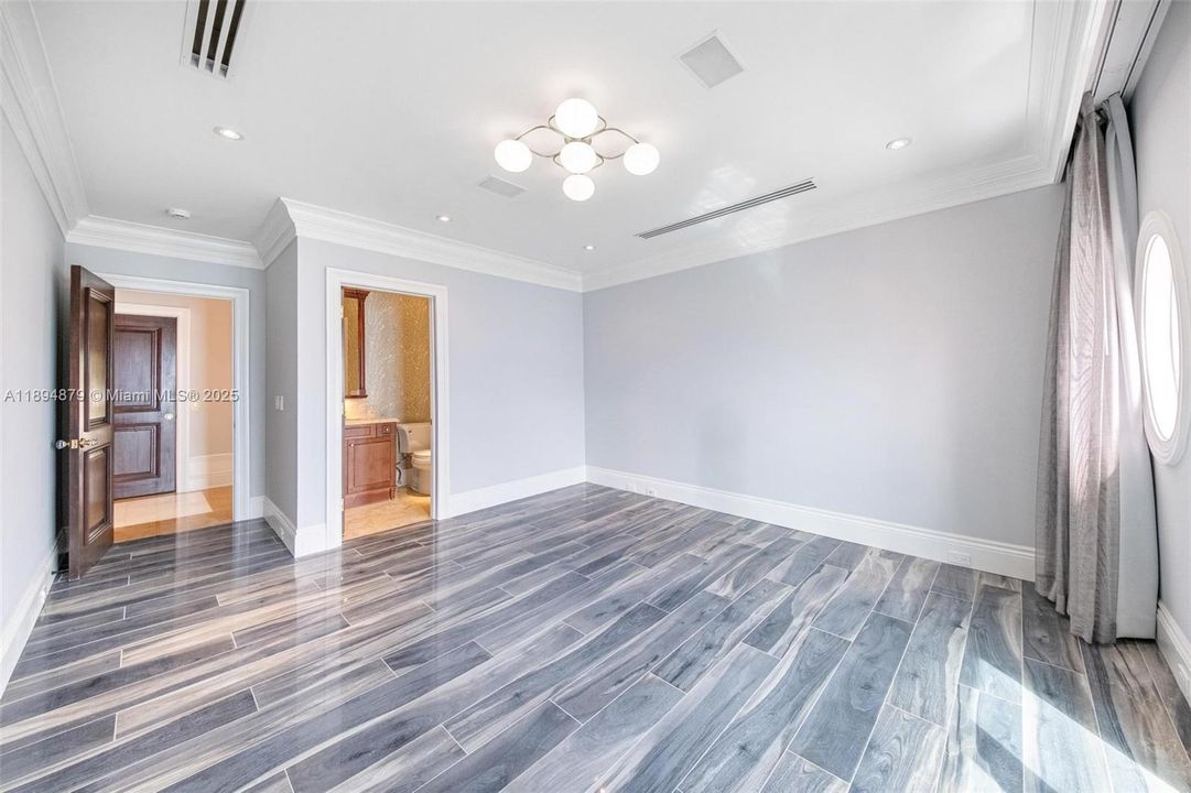 Activo con contrato: $35,000 (6 camas, 5 baños, 7531 Pies cuadrados)