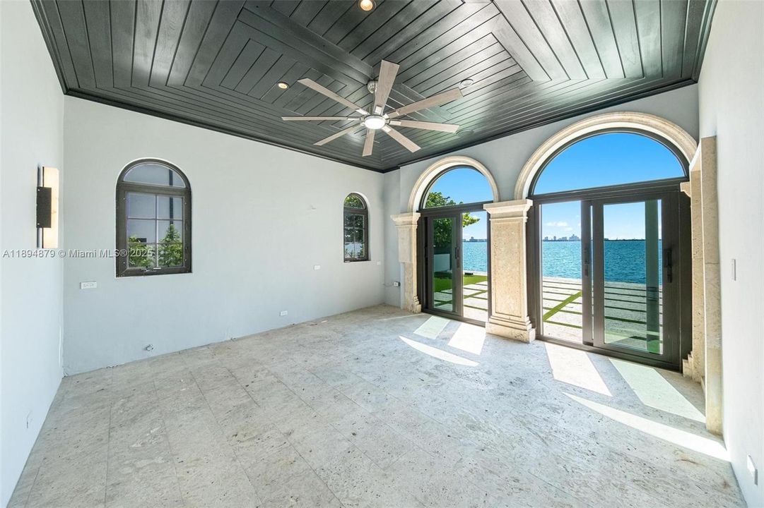 Bay-view covered outdoor room entertainment / dining loggia