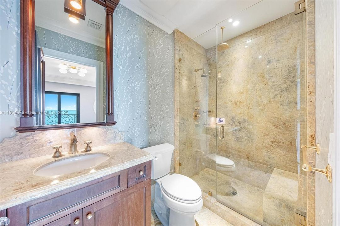 Activo con contrato: $35,000 (6 camas, 5 baños, 7531 Pies cuadrados)