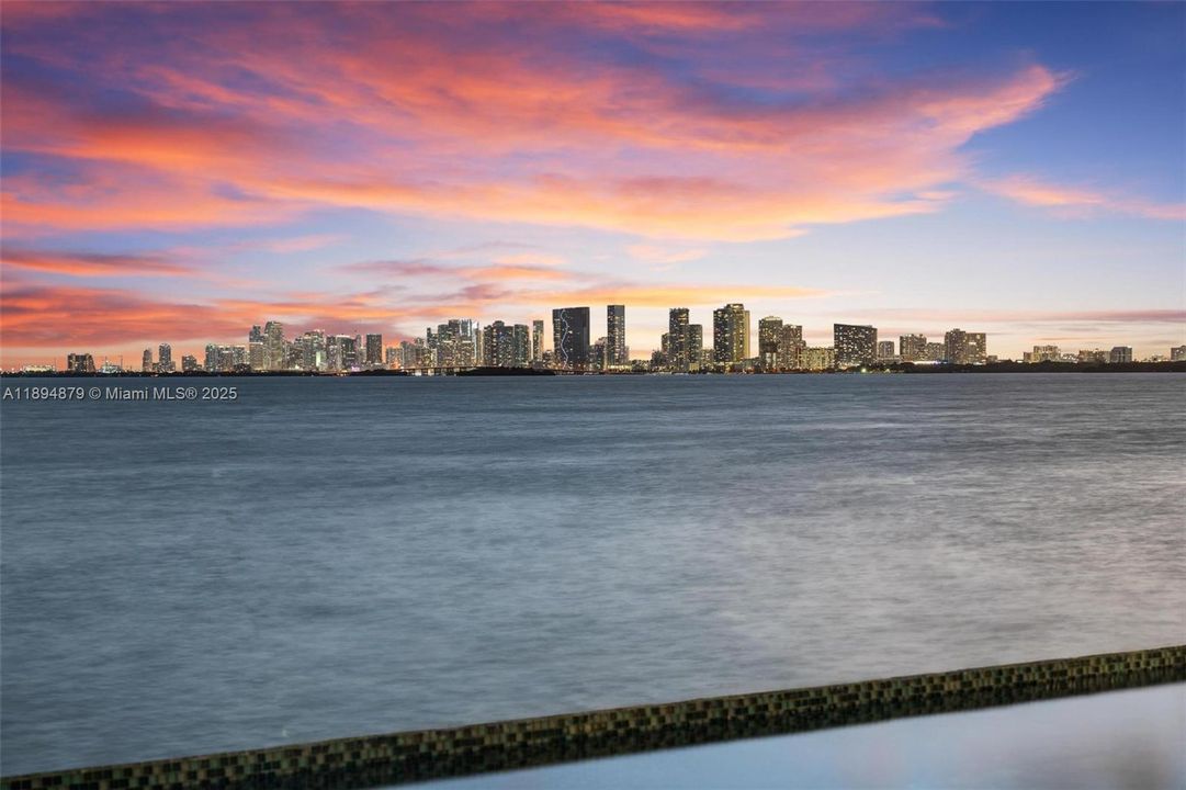 Activo con contrato: $35,000 (6 camas, 5 baños, 7531 Pies cuadrados)