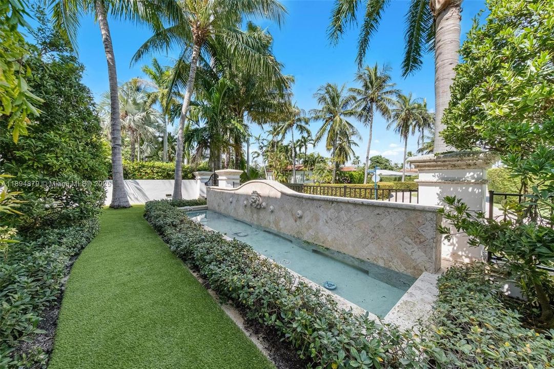 Front courtyard with decorative fountain
