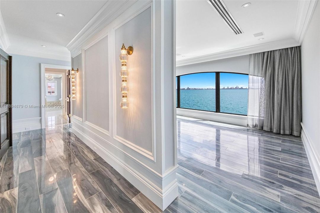 Primary suite vestibule