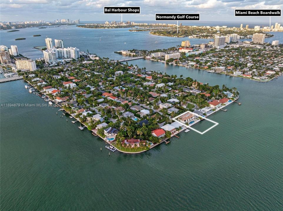 Ideally located in the heart of Biscayne Bay