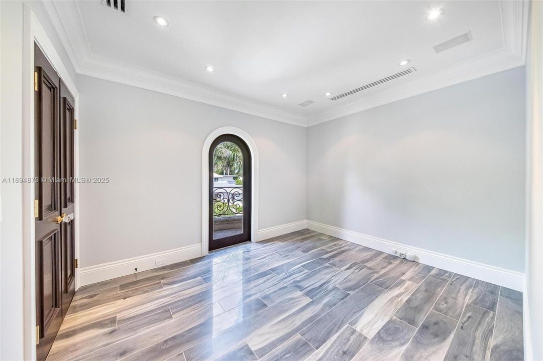 Courtyard view bedroom with Juliet balcony