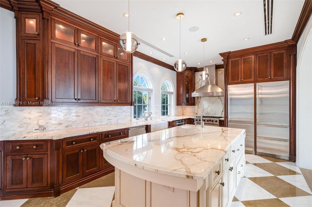 Activo con contrato: $35,000 (6 camas, 5 baños, 7531 Pies cuadrados)