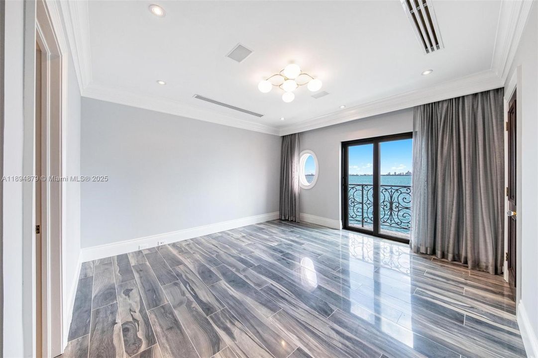 Bay-view bedroom with en-suite bath, closet & balcony