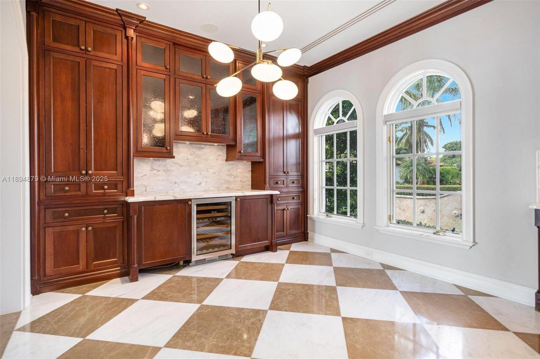 Activo con contrato: $35,000 (6 camas, 5 baños, 7531 Pies cuadrados)