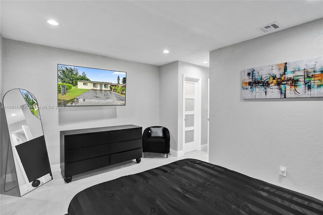 合同活跃: $3,300 (3 贝兹, 2 浴室, 1019 平方英尺)