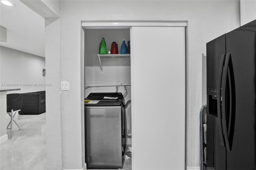 合同活跃: $3,300 (3 贝兹, 2 浴室, 1019 平方英尺)