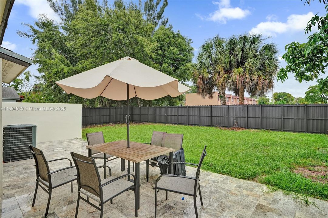 合同活跃: $3,300 (3 贝兹, 2 浴室, 1019 平方英尺)