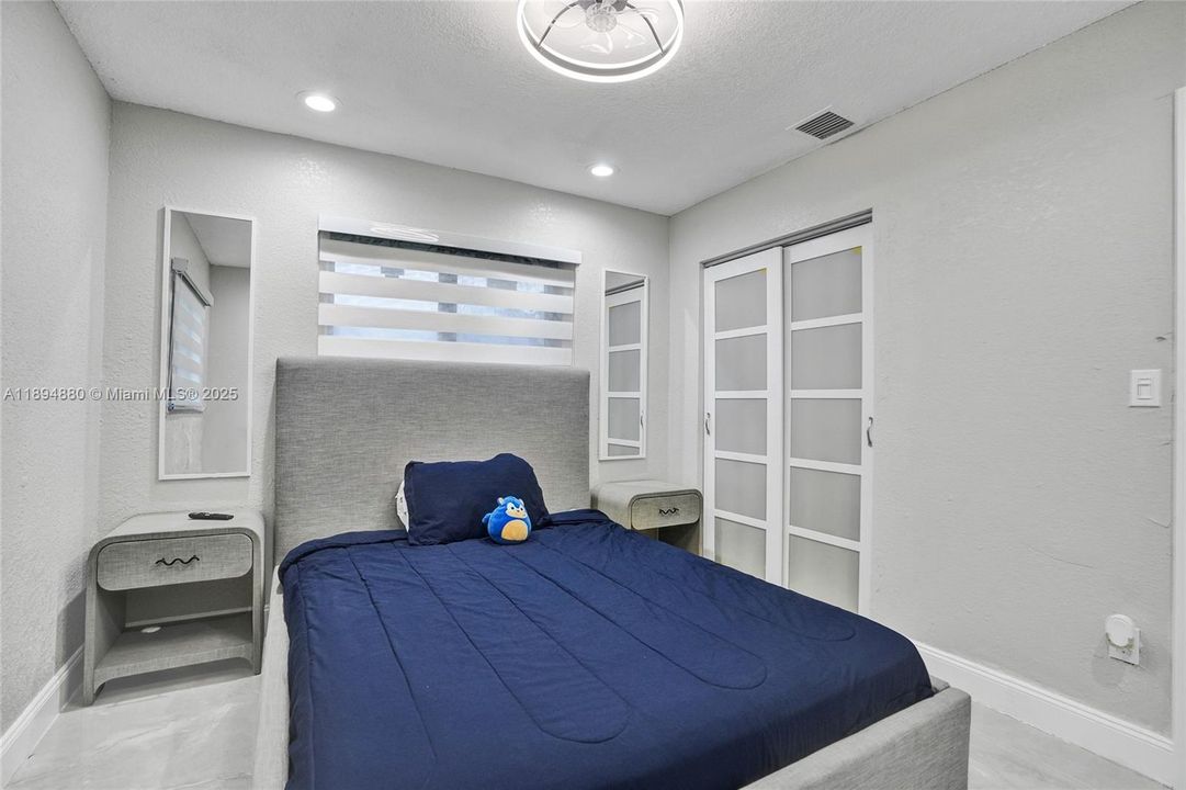 合同活跃: $3,300 (3 贝兹, 2 浴室, 1019 平方英尺)