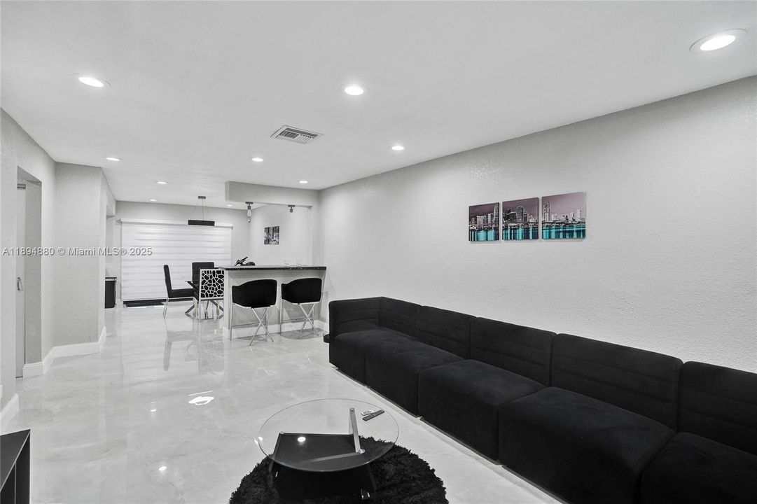 合同活跃: $3,300 (3 贝兹, 2 浴室, 1019 平方英尺)