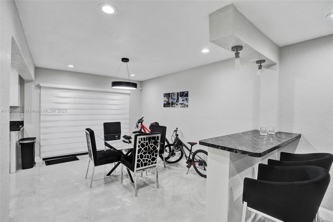 合同活跃: $3,300 (3 贝兹, 2 浴室, 1019 平方英尺)