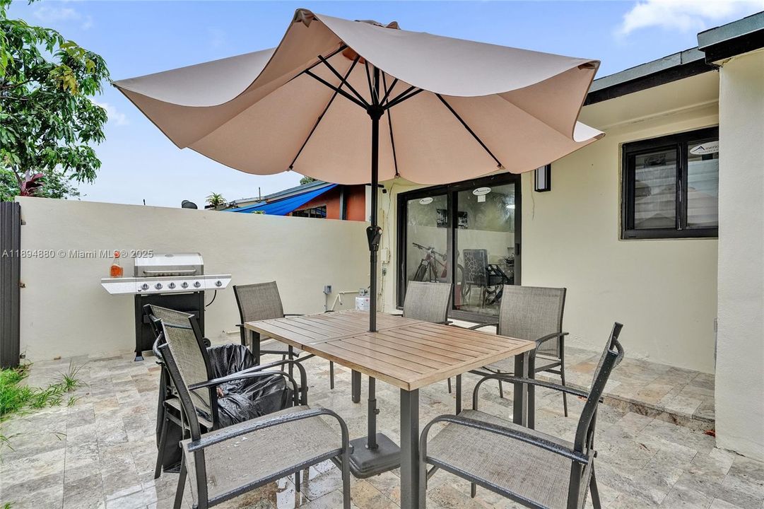 合同活跃: $3,300 (3 贝兹, 2 浴室, 1019 平方英尺)