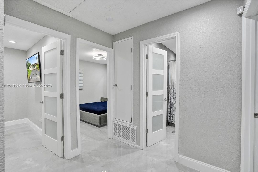 合同活跃: $3,300 (3 贝兹, 2 浴室, 1019 平方英尺)