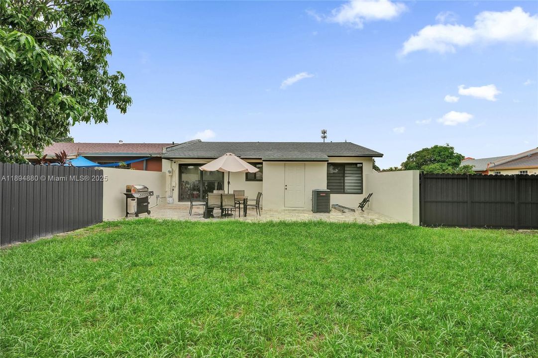 合同活跃: $3,300 (3 贝兹, 2 浴室, 1019 平方英尺)