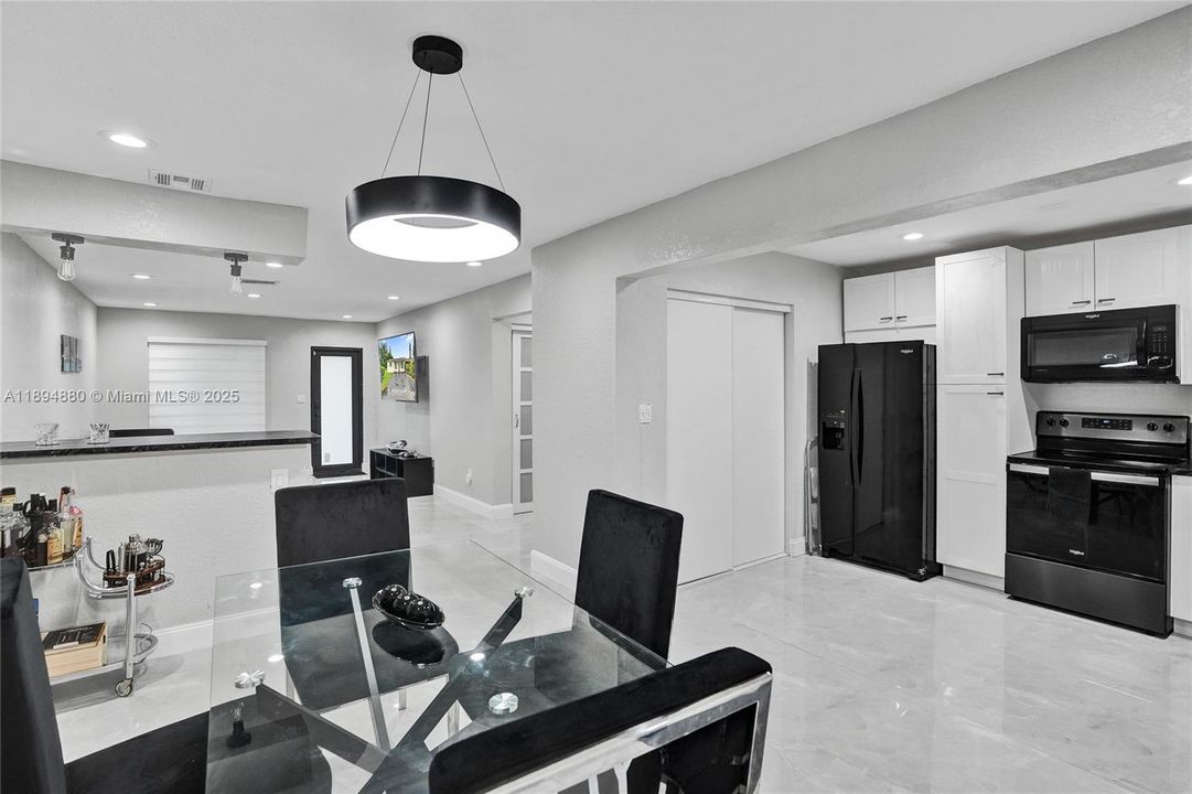 合同活跃: $3,300 (3 贝兹, 2 浴室, 1019 平方英尺)