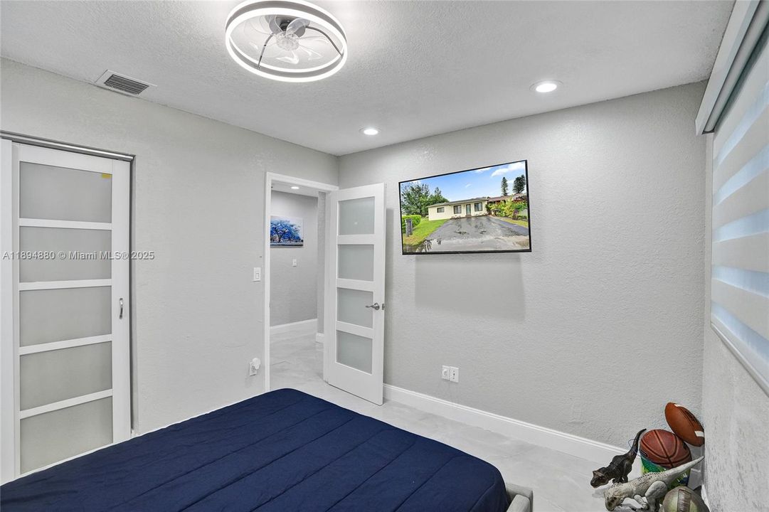 合同活跃: $3,300 (3 贝兹, 2 浴室, 1019 平方英尺)